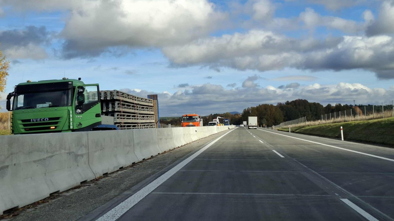 Na dálnici D5 je nově opravený desetikilometrový úsek od hranic ve směru na Plzeň
