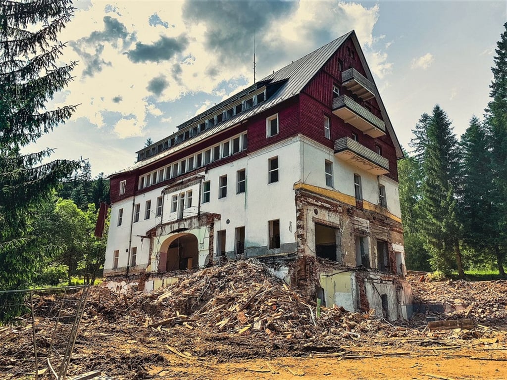 Majetkový úřad prodává část areálu bývalého šumavského hotelu Rixi za 27 milionů