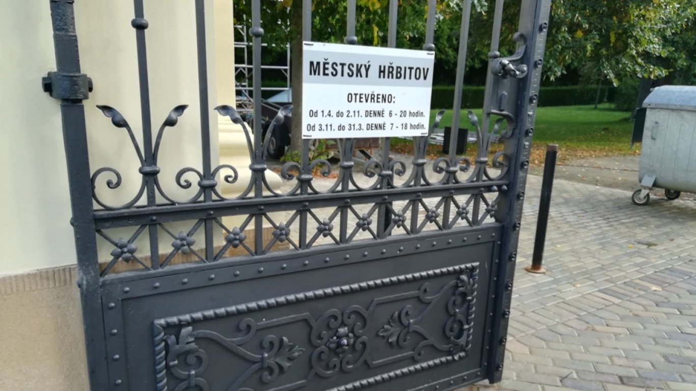 Dušičky jsou tady, na hřbitově v Prostějově zloděj okradl seniorku. Strážníci zvyšují dozor