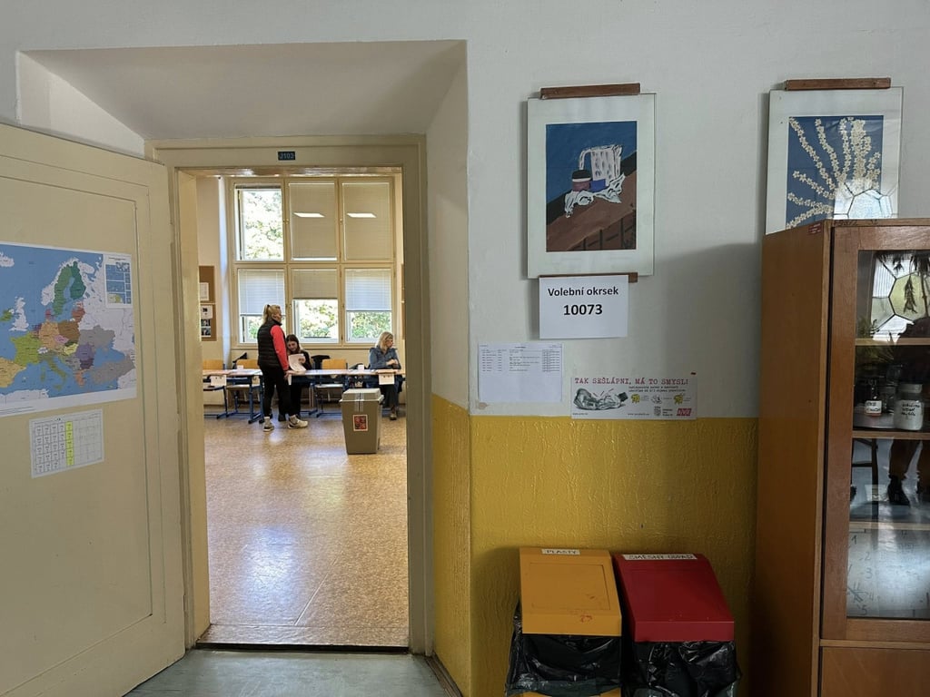 První volební den je u konce. Odvolil prezident i lídři stran