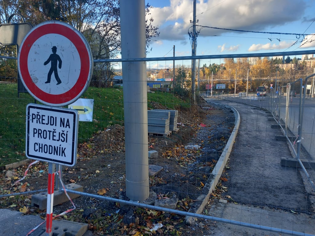 FOTO: Křižovatka u Sila je opět plně průjezdná, chodci musí koukat pod nohy