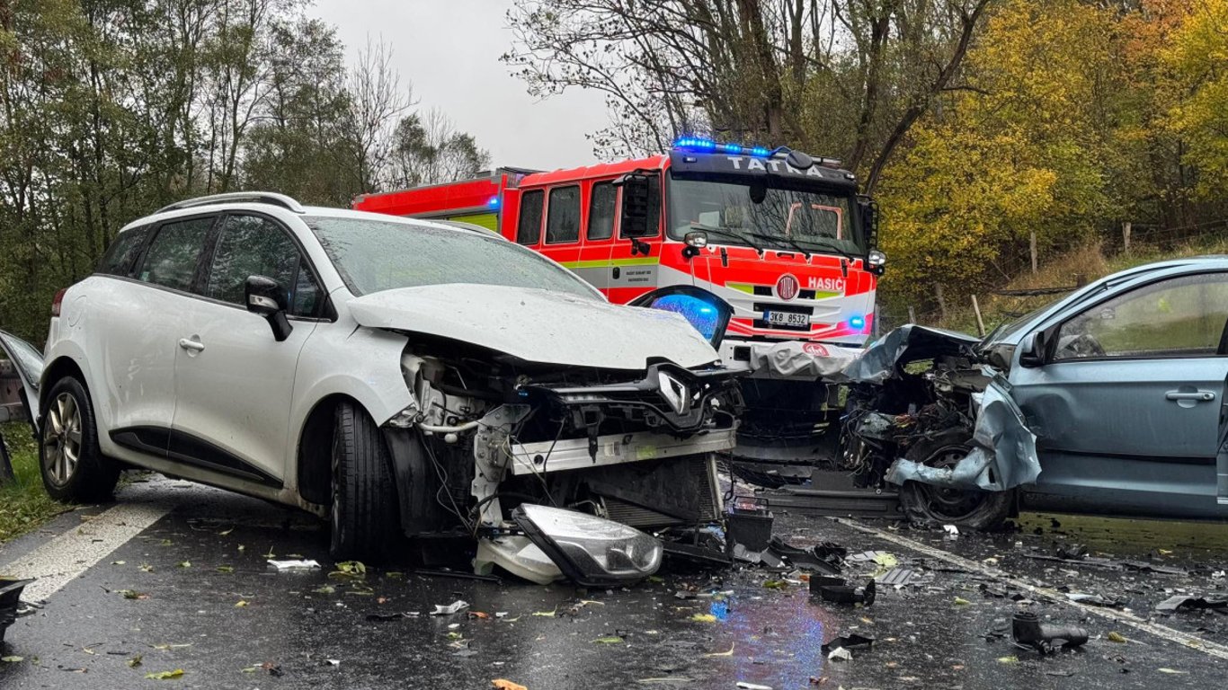 Po nehodě tří aut u Stráže nad Ohří skončili v nemocnicích dva zranění lidé