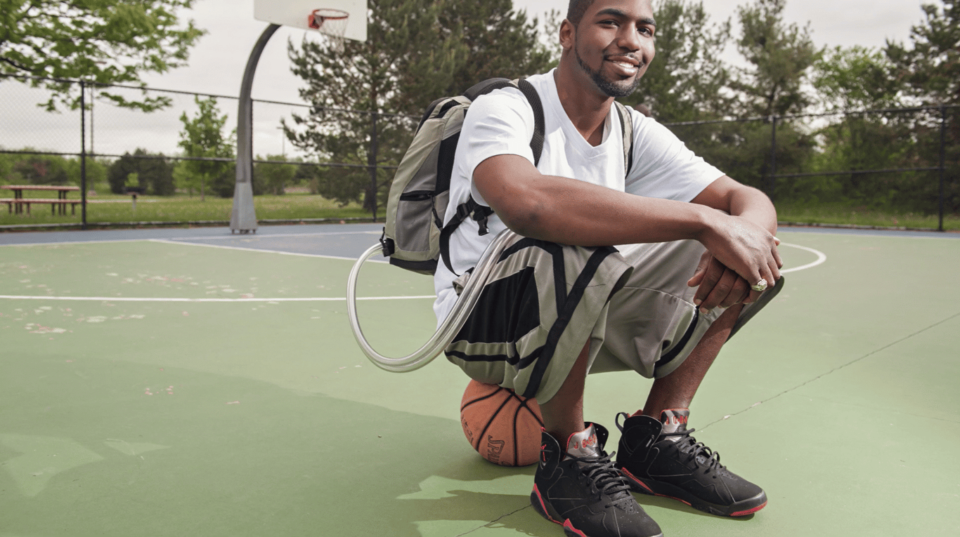 555 dní BEZ SRDCE: Muž, který žil s batohem místo orgánu, přepsal dějiny medicíny