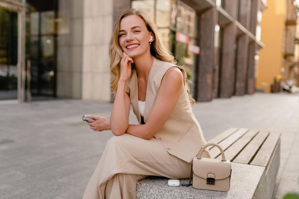 Vedro v kanceláři? Tyto letní outfity vám pomůžou zvládnout vedro s elegancí