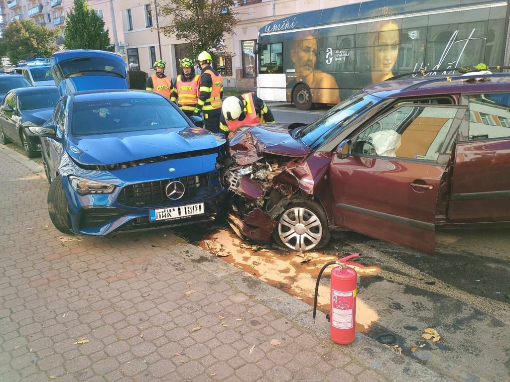 Řidič naboural na Lidické do zaparkovaného vozu, skončil v nemocnici