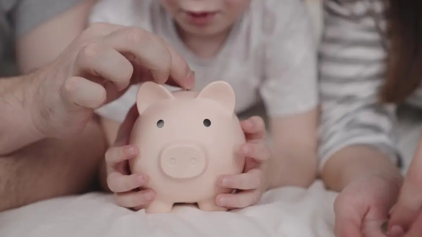 Jaké kapesné by mělo mít dítě, když je mu 5, 10, 15 a 17 let. Specialisté doporučili tyto částky