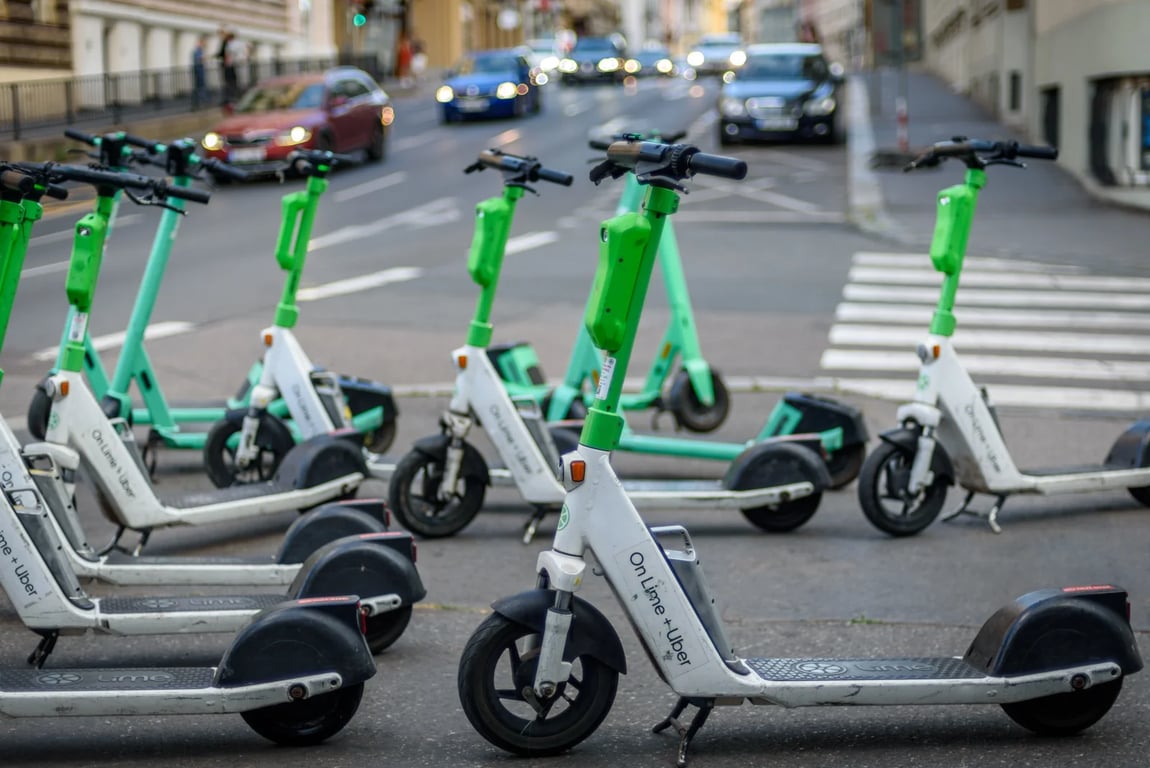 Praha vyhlásila válku koloběžkám. To, co začne platit od ledna, změní centrum k nepoznání
