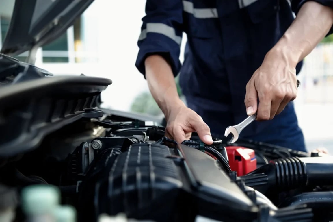 automechanik opravuje auto