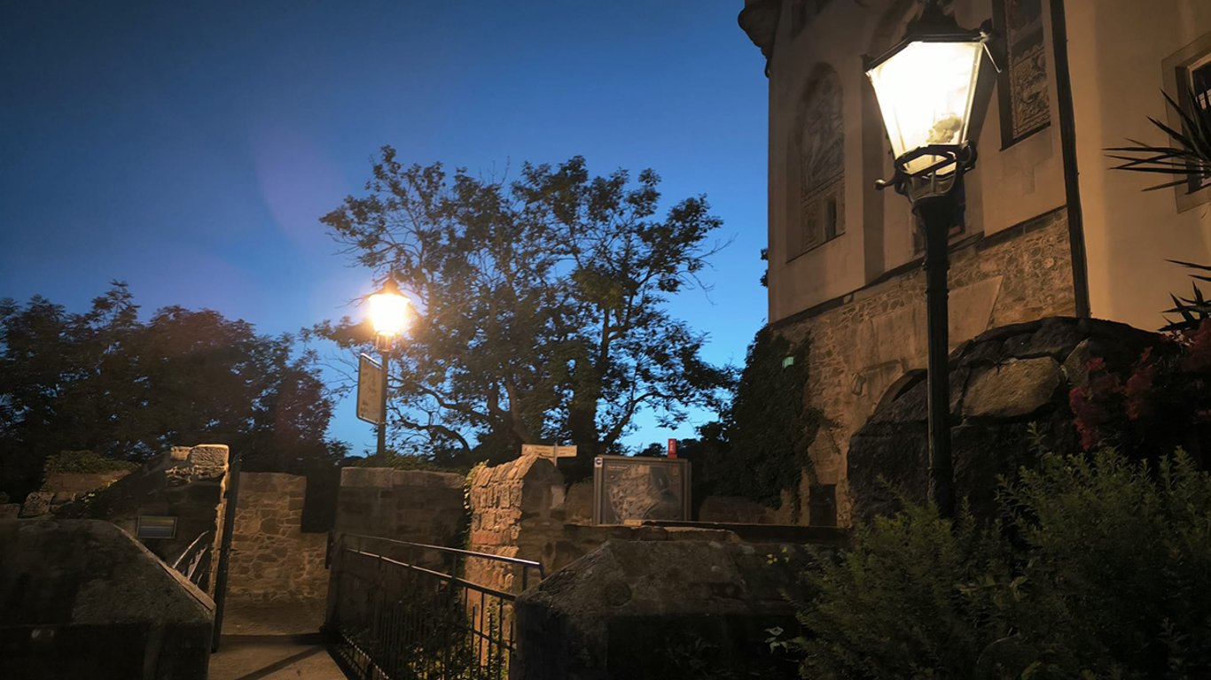 Jen 3 % řidičů tuší, kolik metrů od lampy smí parkovat. Policie neupozorňuje, už rovnou pokutuje