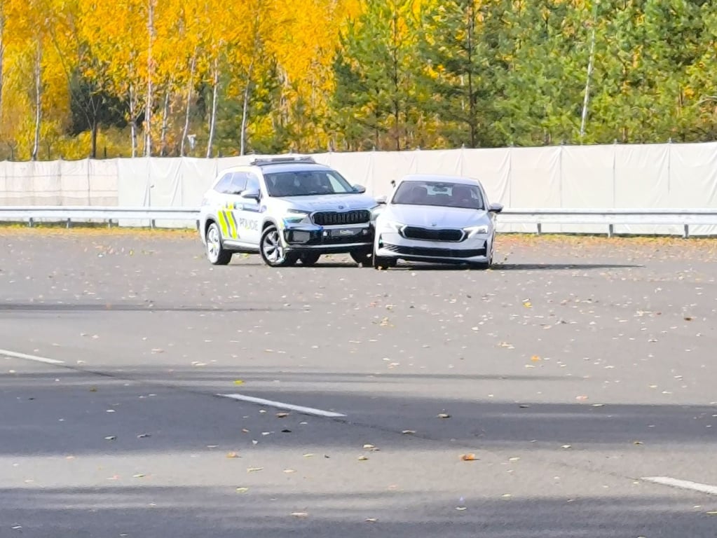 Šťouchnout a vyděsit. Nový policejní Kodiaq předvádí mistrovský manévr bez následků