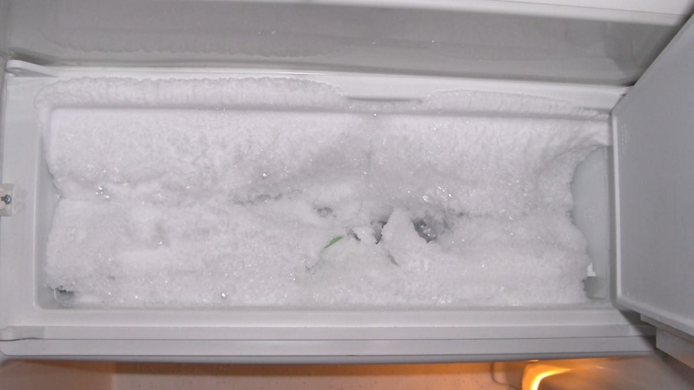 Mrazák jsem odmrazovala celé hodiny, než mi teta poradila tuhle fintu. Teď mám hotovo za čtvrt hodiny