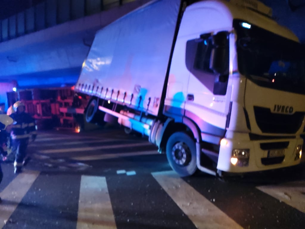 U Radotínského mostu se převrátil kamion s 35 tunami dřeva