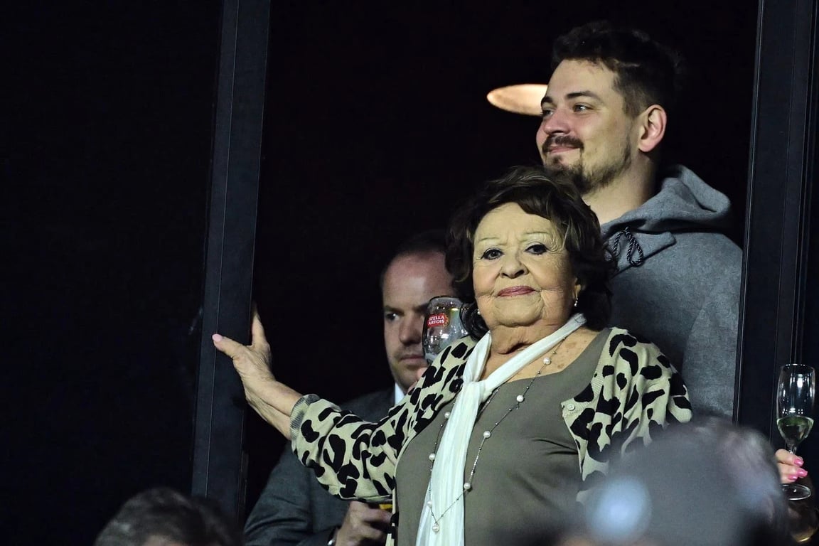 Barevné šátky Jiřiny Bohdalové: Geniální finta, jak herečka zúží krk a obličej omladí o 10 let