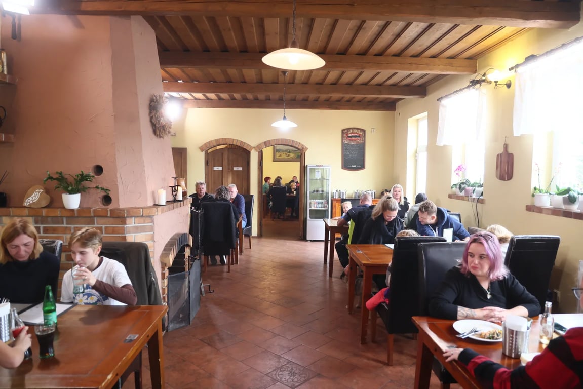 Na první pohled ztracená hospoda, kam se těžko dostanete. Ale co se tam děje, to bere dech.