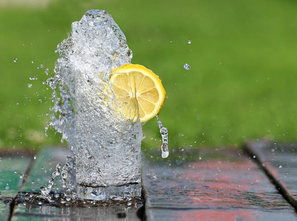 Voda nezahání žízeň tak dobře, jak si myslíte. Lepší hydrataci pomohou nápoje s cukrem nebo tukem