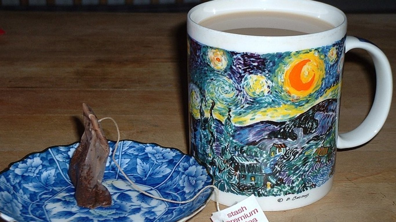 Stačil použitý čajový sáček a byt se rozzářil. Funguje na okna, dřez i podlahu bez jediné kapky chemie