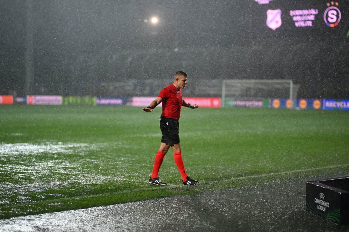 Spartě zhatil zápas Konferenční ligy v Rijece liják, rozhodčí utkání v půlce přerušil