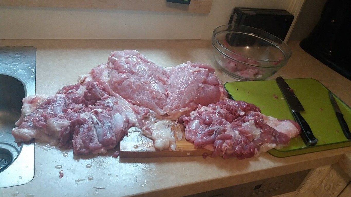 Pozor na tohle oblíbené maso z Tesca. Prodávalo se po kilech, přičemž jediné sousto způsobí závažné zdravotní potíže