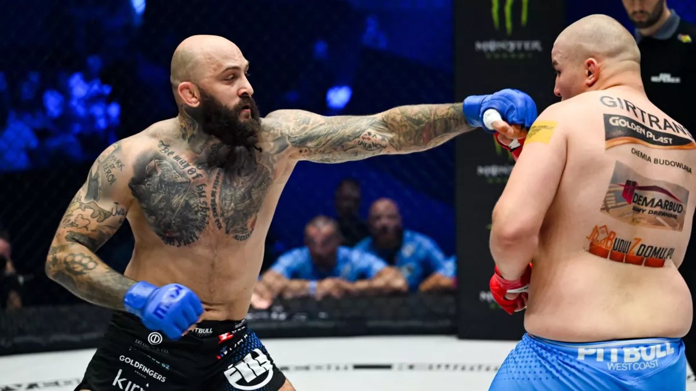 Český MMA bijec nejdříve fanouškům rozdával úsměvy a podpisy, pak je Martínek bez milosti nakopal