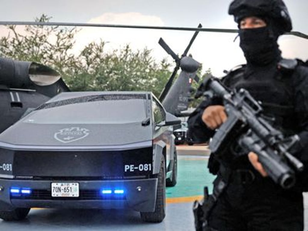 Bezpečnost ve stylu sci-fi: Tesla Cybertruck brázdí ulice Mexika před fotbalovým MS