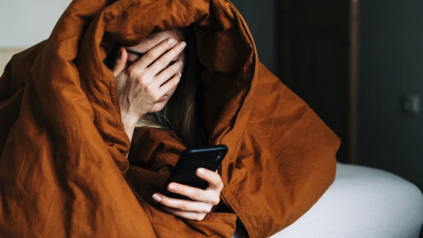 Tento zvyk vám může vzít energii i zdraví. Budík v telefonu má horší dopad, než si umíte představit