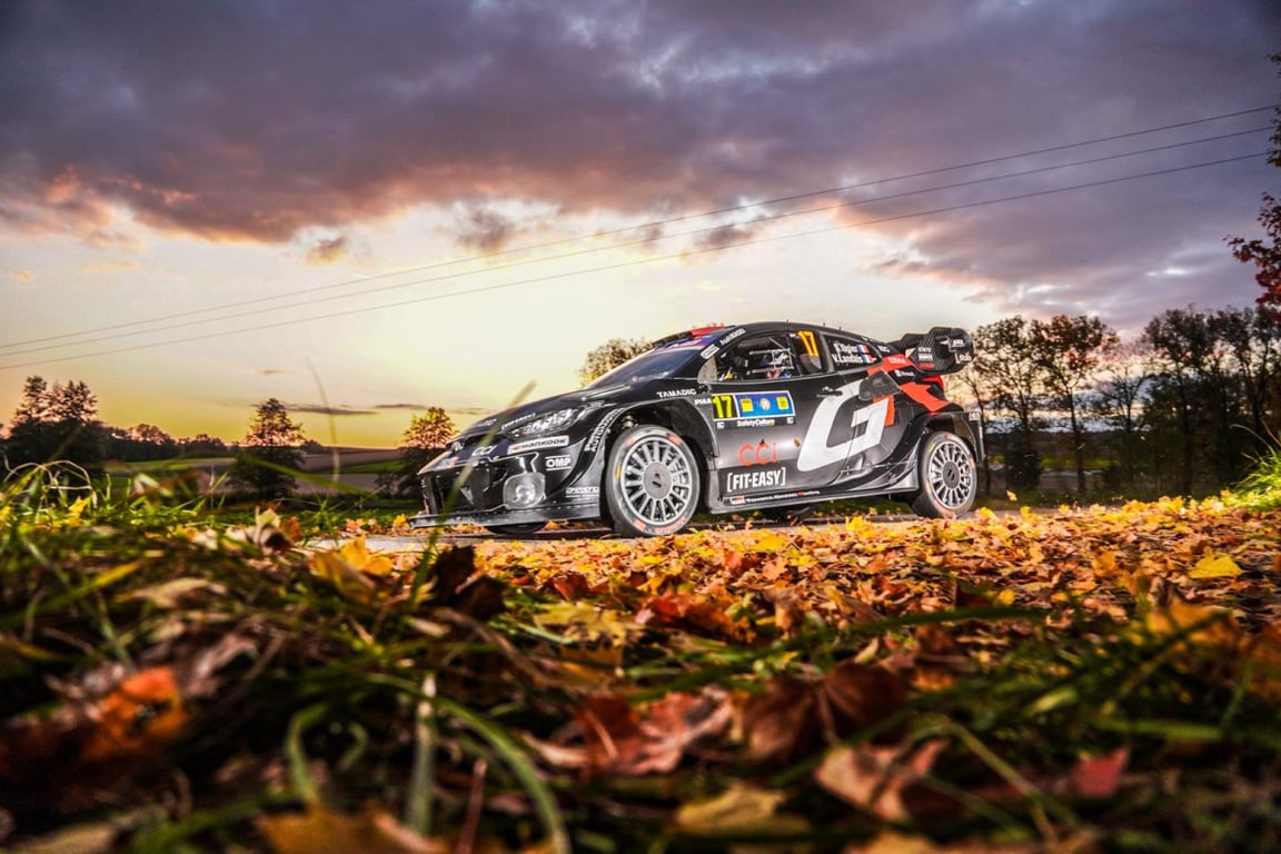 Úvod Středoevropské rallye ovládl Francouz Ogier, rozjetého Mareše zpomalil defekt
