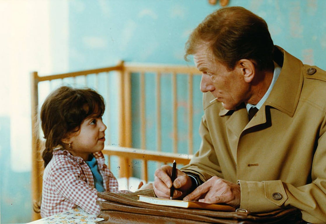 Všichni musí být v pyžamu: Poslední film Jaroslava Papouška a dva herci, kteří zemřeli příliš mladí