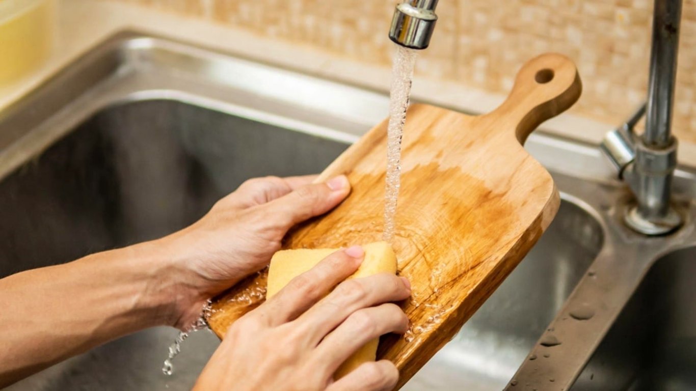 Poškozené prkénko nemusíte vyhazovat. Domácí směs ho vyčistí i od bakterií, které se drží hluboko ve dřevě