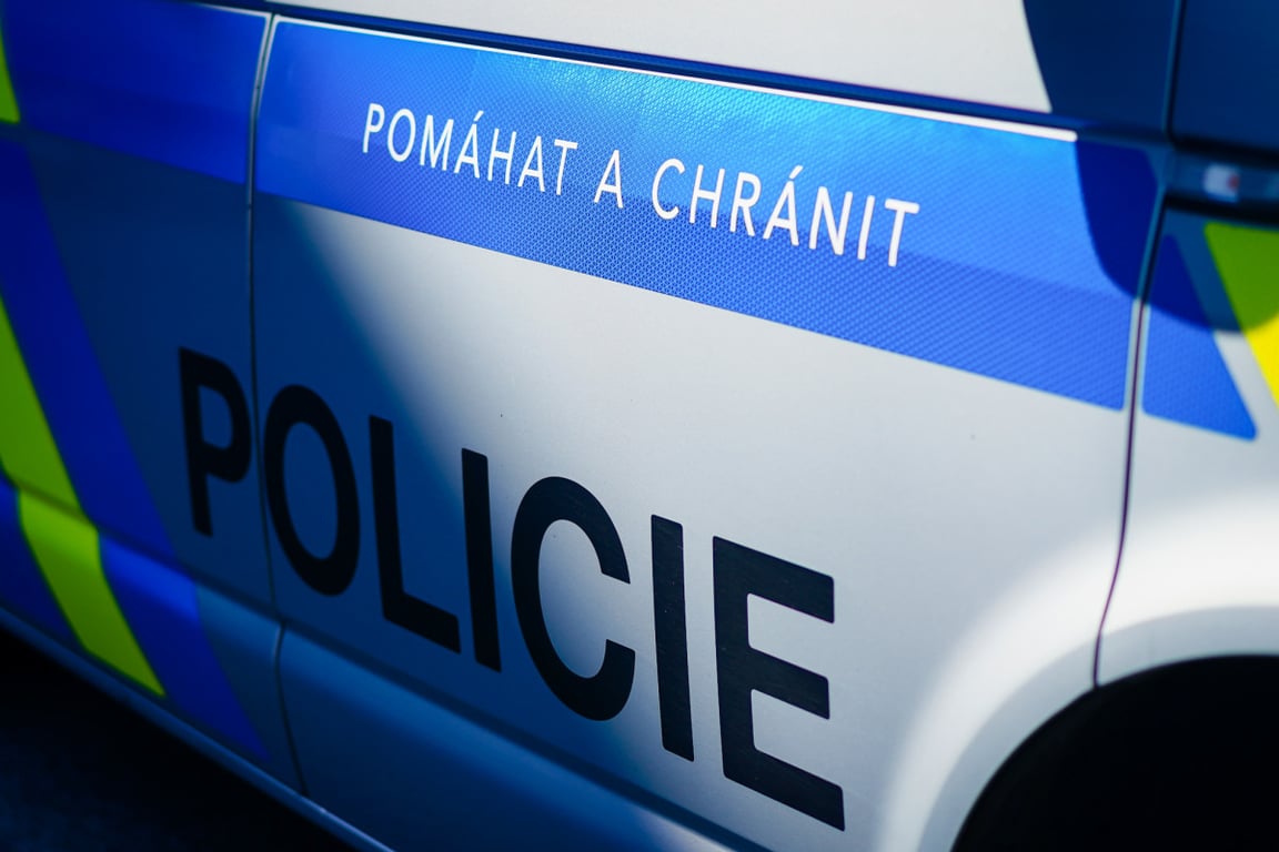 Policie zasahovala v centrále všeobecné pojišťovny, zadržela 19 lidí