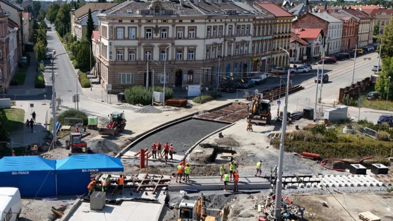 Špatná zpráva pro Olomouc. Opravy přejezdu nekončí, tramvaje do Neředína jen tak nepojedou