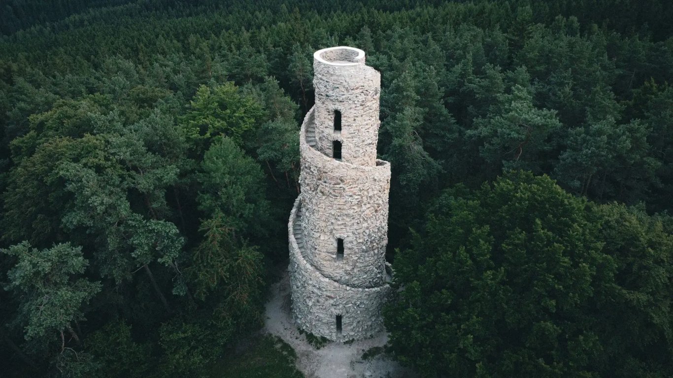 Vypadá jako Babylonská věž, ale leží kousek od Slavkova. K unikátní rozhledně se v říjnu sjíždí cizinci, Češi o ní nevědí