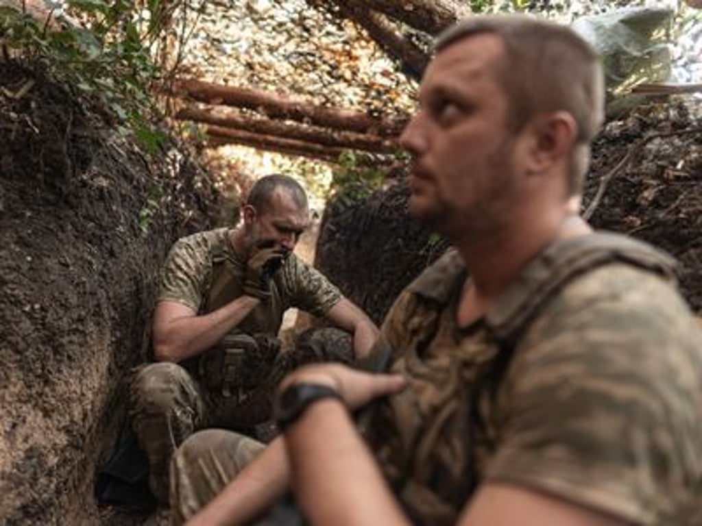 "Prásk, a jsou mrtví." Hrůzná skutečnost války na Ukrajině láme i nejsilnější chlapy