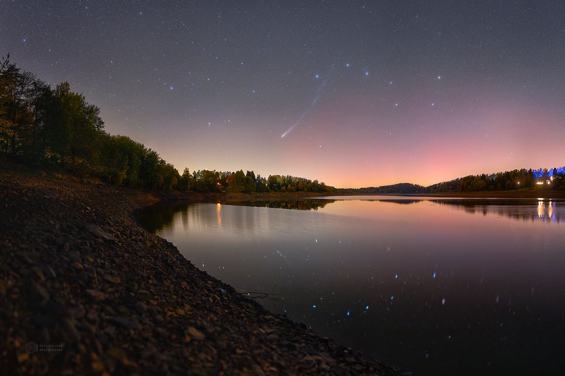 Na obloze září hned dvě komety. Český snímek jedné z nich ohromil NASA