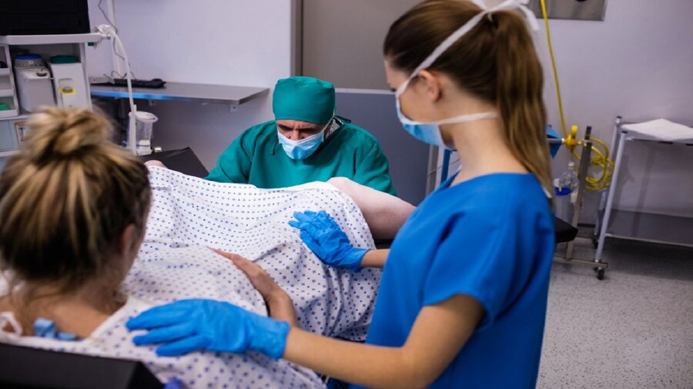 Žena si s manželem prošla náročným těhotenstvím. Když porodila předčasně, lékaři jen nevěřícně zírali