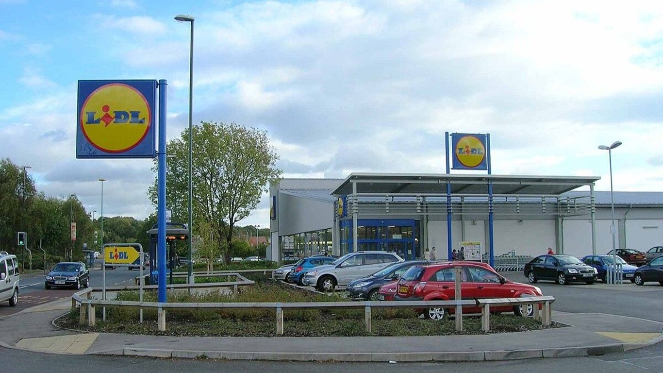 Za parkování u supermarketu nově mastný poplatek: Češi se bouří, co když si nestihneme nakoupit?