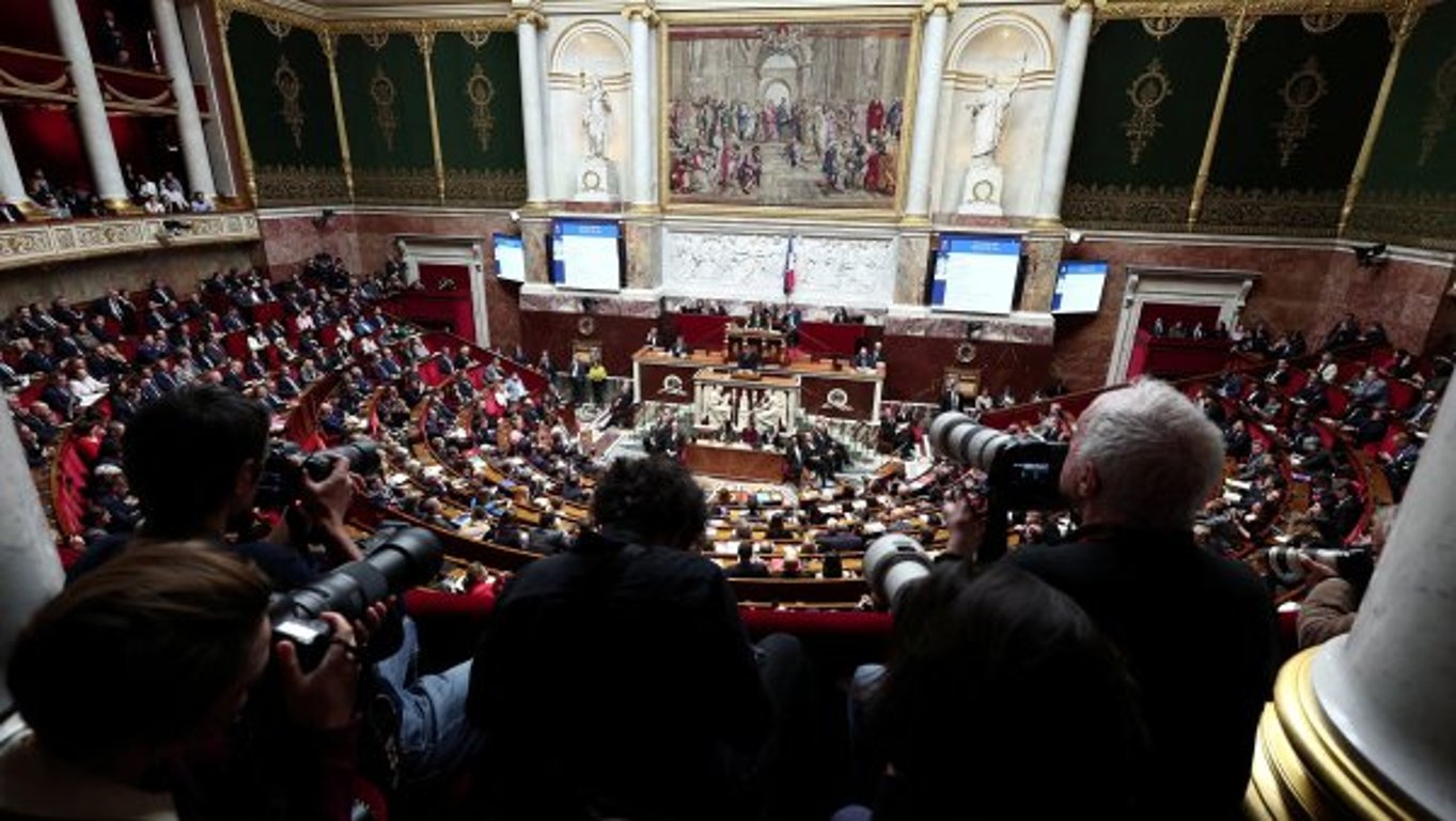 Francouzi budou dál odcházet do důchodu v 62 letech. Nový premiér odloží reformu, socialisté na oplátku podpoří vládu