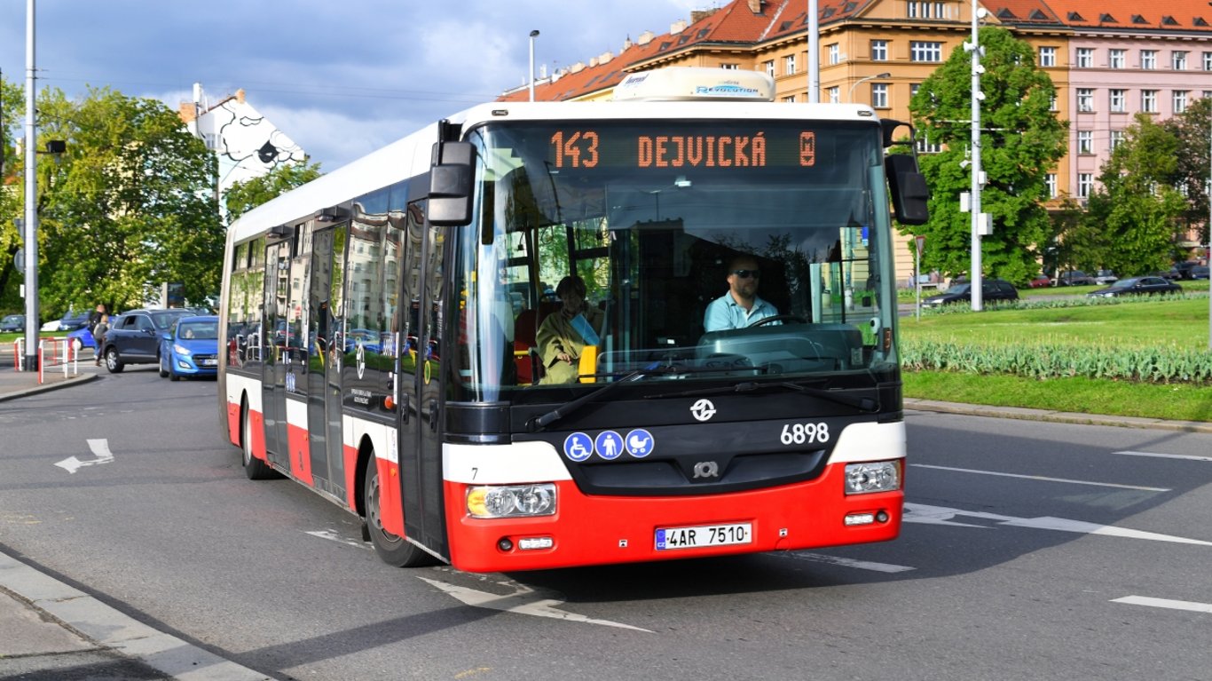 Řidička zdržela 11letou dívku v autobuse: Otec se rozplakal, když zjistil proč