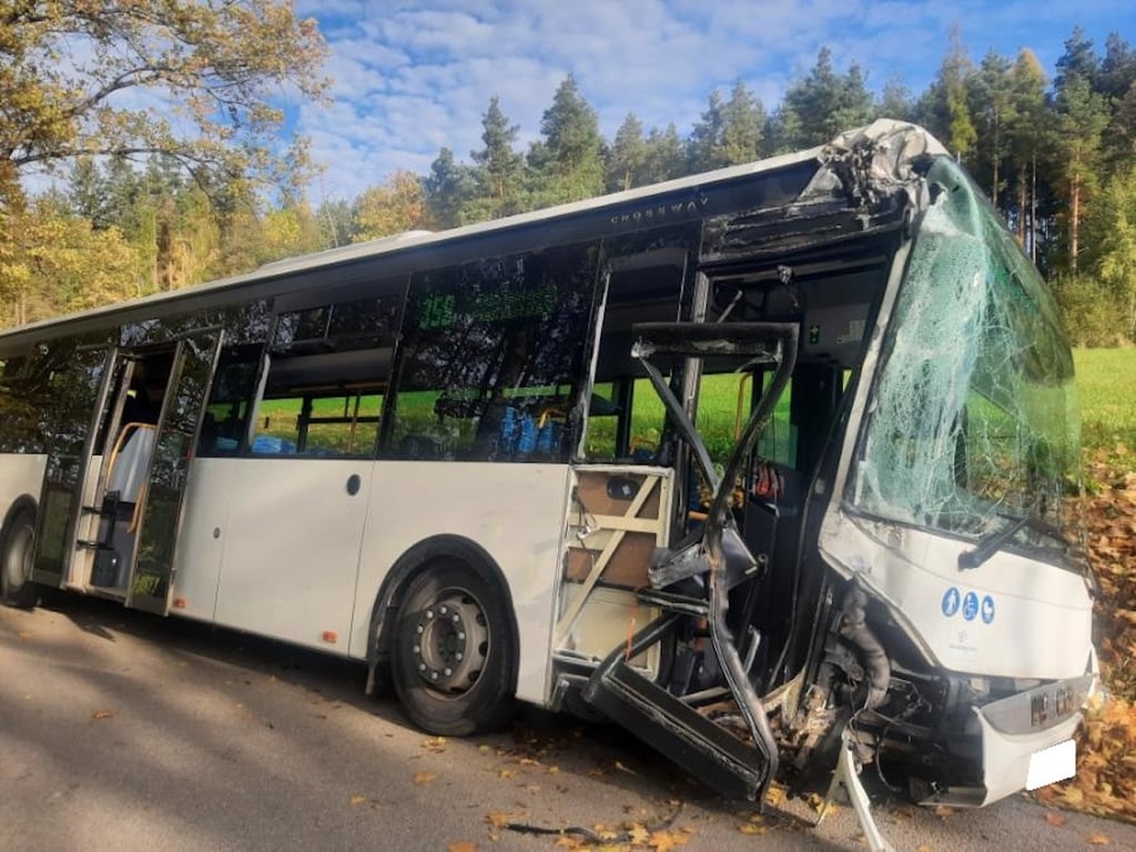 Při nehodě autobusu se dnes ráno zranili čtyři lidé