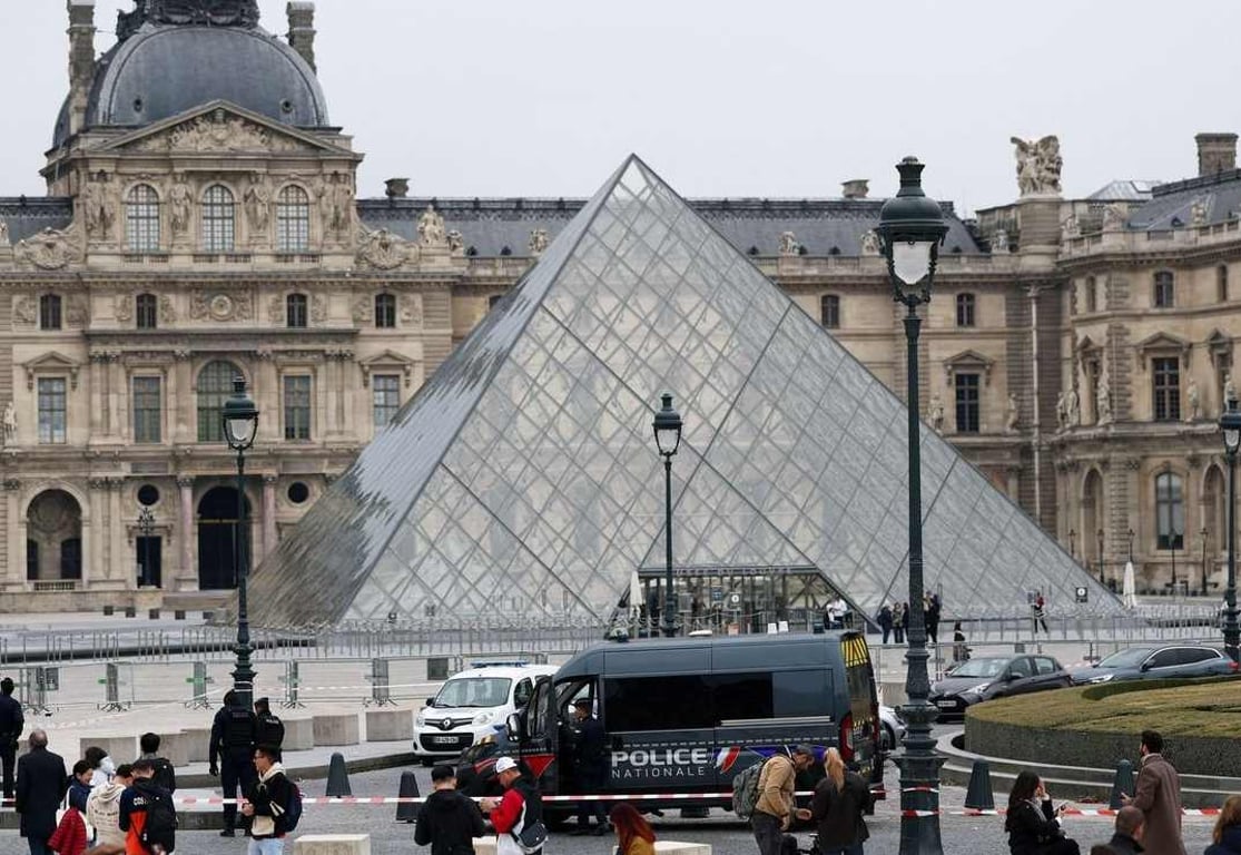Zadržená dvojice se přiznala ke krádeži v Louvru. Kde jsou šperky, ale neprozradila