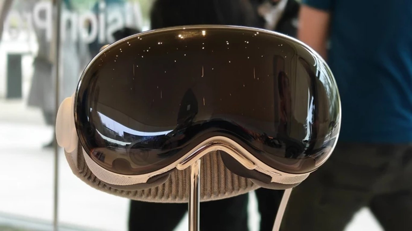 Nadšení kolem náhlavní soupravy Vision Pro opadalo stejně rychle jako začalo. Lidé ji hromadně vrací a upozorňují, co se nepovedlo