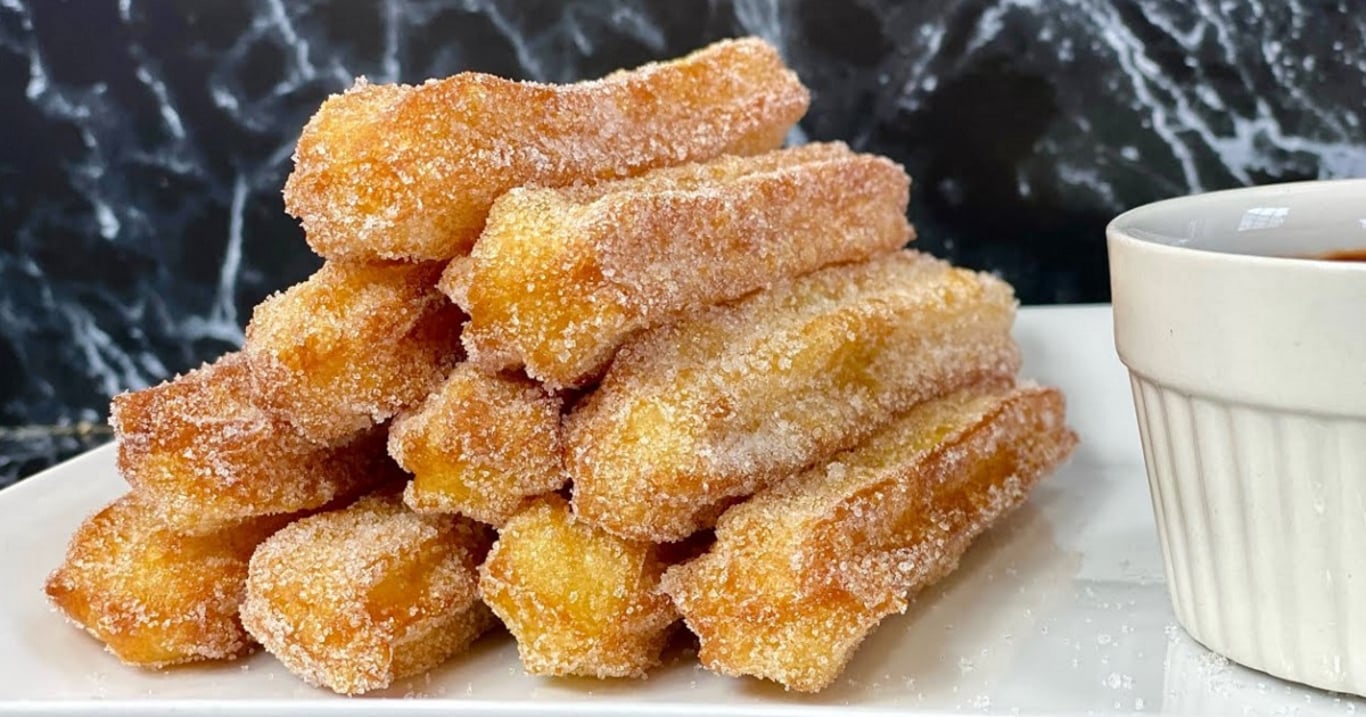 Božské churros – chutná přesně jako to z trhů, ale doma vyjde na zlomek ceny. S tímto receptem ho zvládne připravit každý