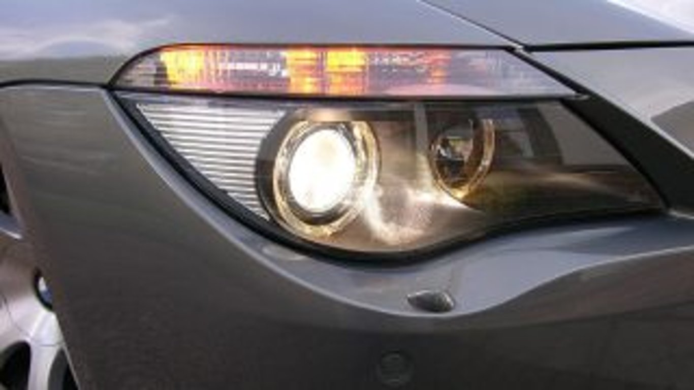 Každý, kdo v autě používá tato světla dostane od policie brutální pokutu. Týká se to 1 z 5 řidičů
