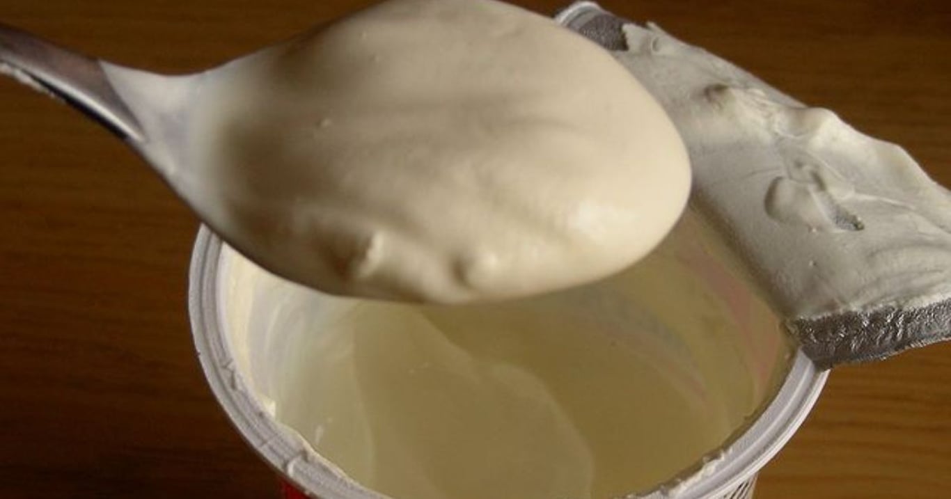 Babička tuhle radu dostala od své maminky. Zakysaná smetana díky tomu vydržela déle a nic se nevyhazovalo