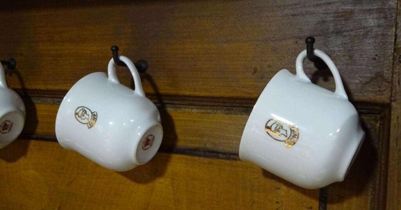 Češi doma skladují staré porcelánové hrnečky, za které sběratelé platí až desítky tisíc Kč