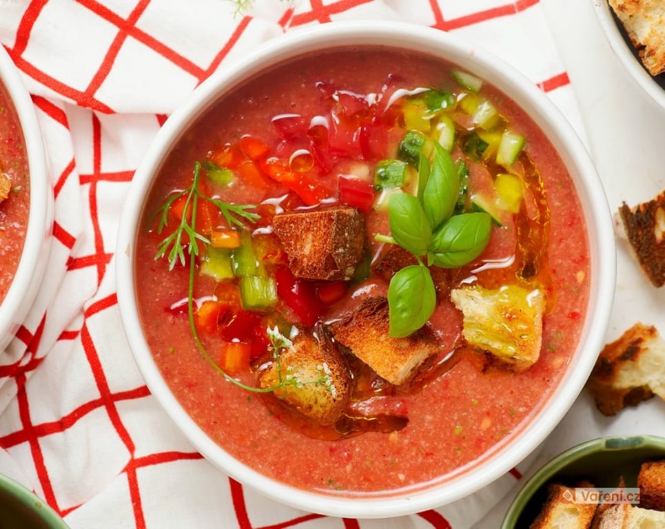 Španělská polévka gazpacho: Ledová rajčatová bomba do horka potřebuje na přípravu jen pár minut