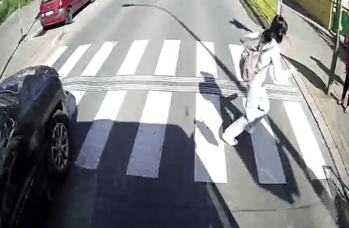 VIDEO: Chodkyně vešla na červenou před autobus, zranilo se kvůli ní několik lidí