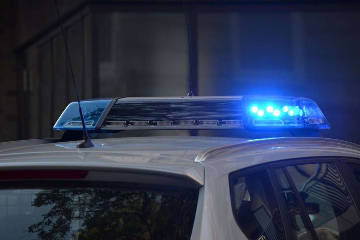 zapnutý maják na policejním autě