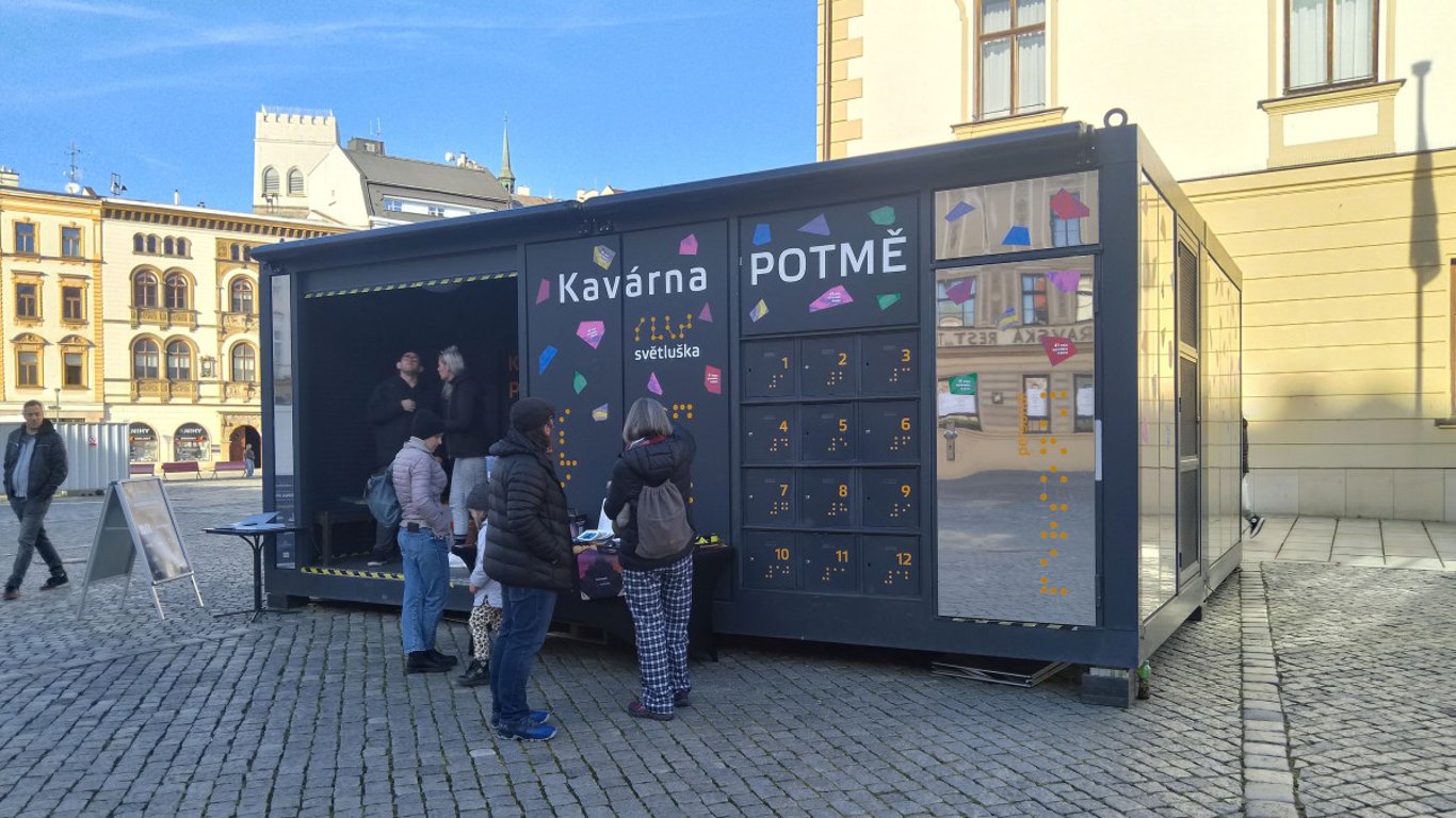 Káva v naprosté tmě. Kavárna Potmě v Olomouci návštěvníkům přibližuje svět nevidomých