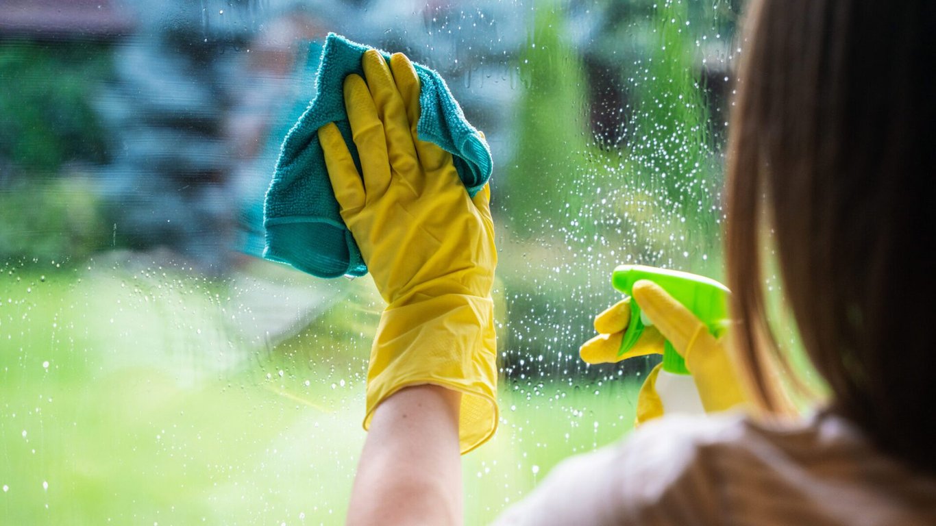 Mastnota a šmouhy na oknech: Stačí 1 surovina z kuchyně a je po problému