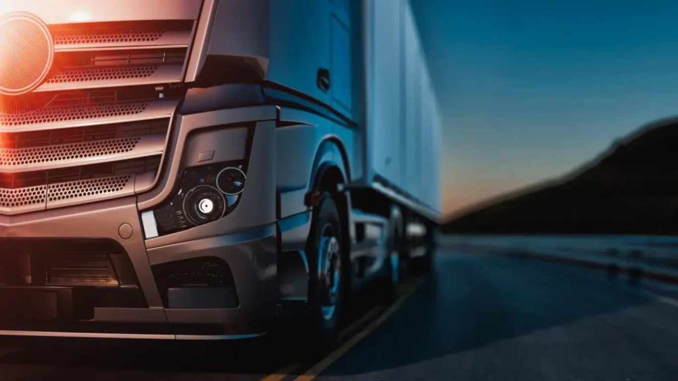 Detailní pohled na moderní kamion s rozsvícenými světly